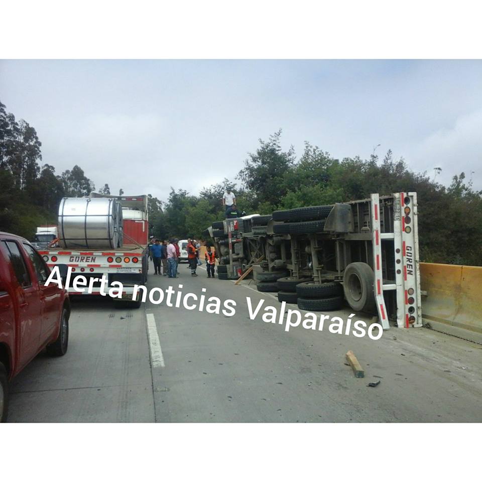 Valparaíso: Volcamiento de camión en Camino la Polvora.-
