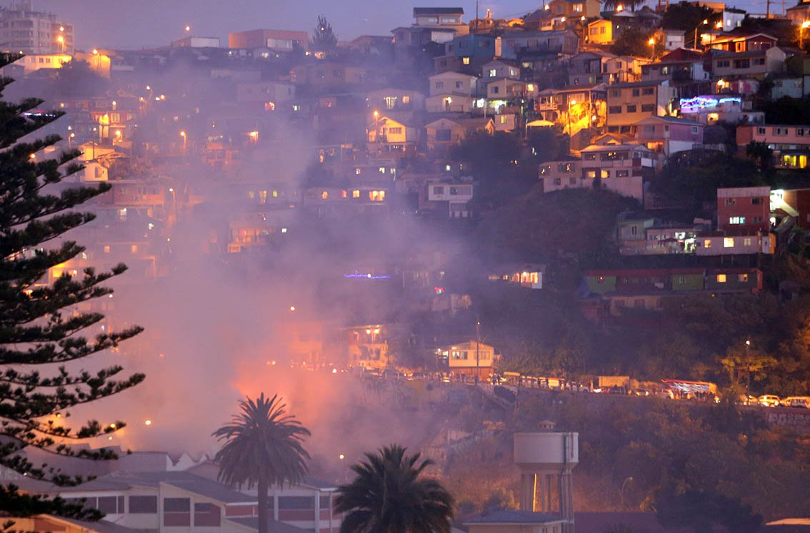 Valparaíso: Seis viviendas destruidas y dos bodegas deja voraz incendio.