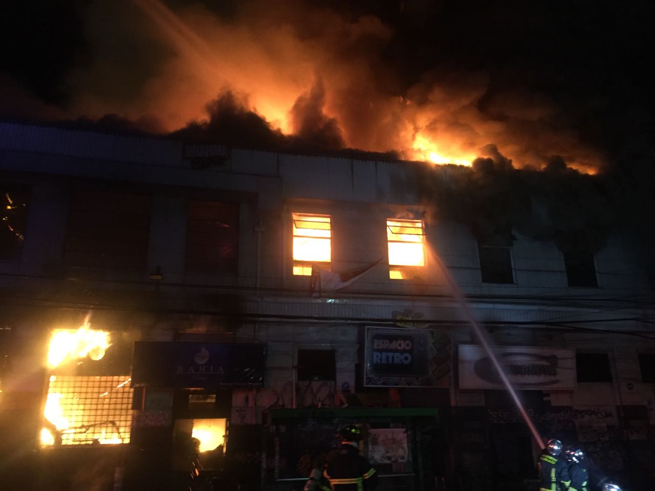 Valparaíso: Voraz incendio deja 12 locales destruidos.-