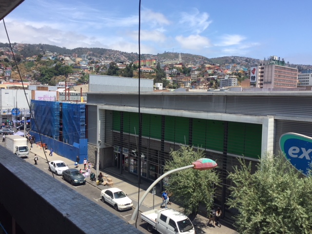 Valparaíso: Último minuto guardia de supermercado es apuñalado por vendedor ambulante.
