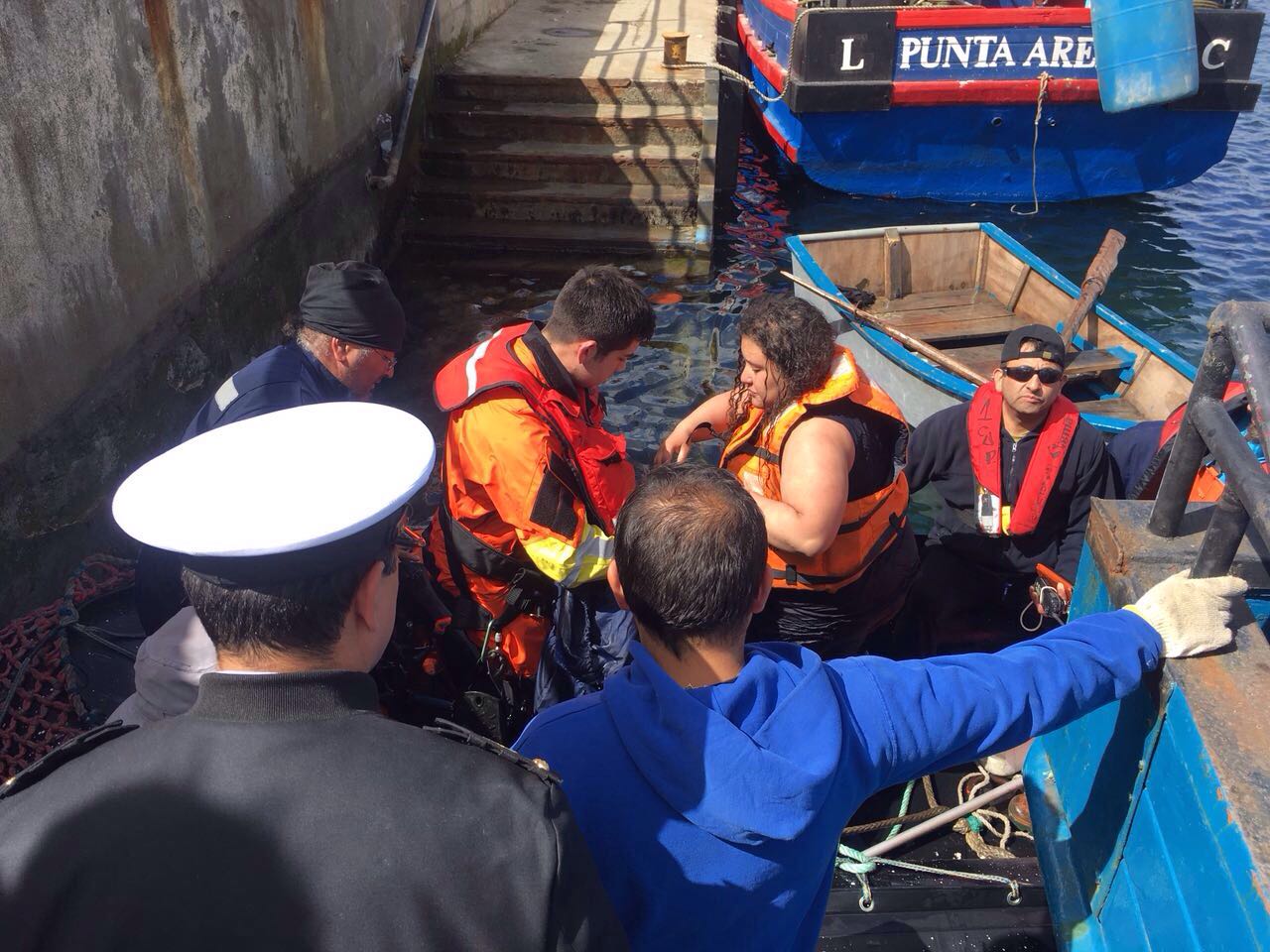 Armada evacuó a pareja que se encontraba en un bote a la deriva en Punta Arenas.