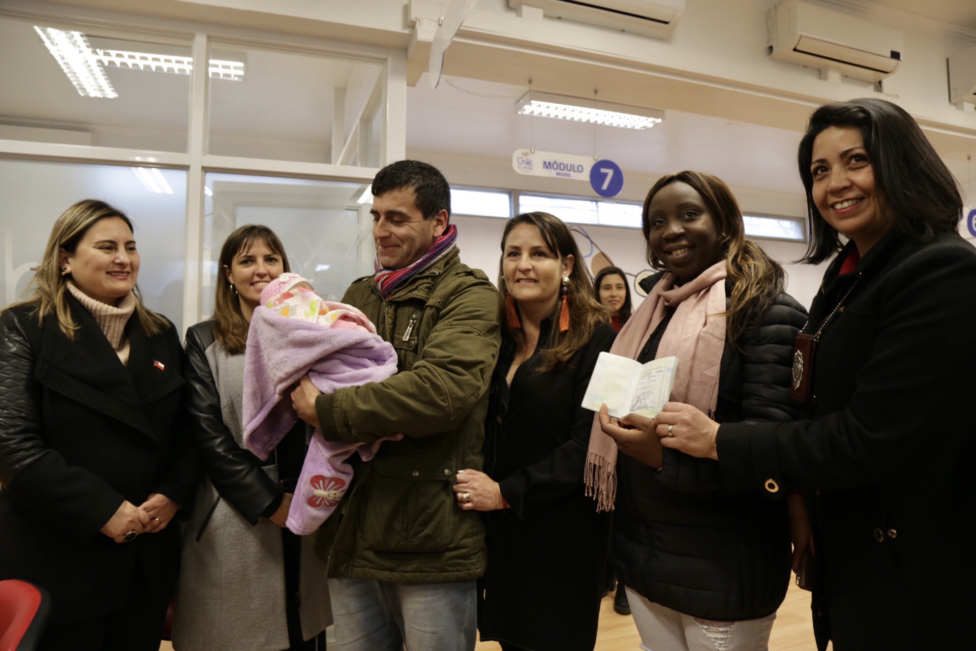 Gobernación de Valparaíso entrega la primera visa a migrante que se inscribió en el Proceso de Regularización.