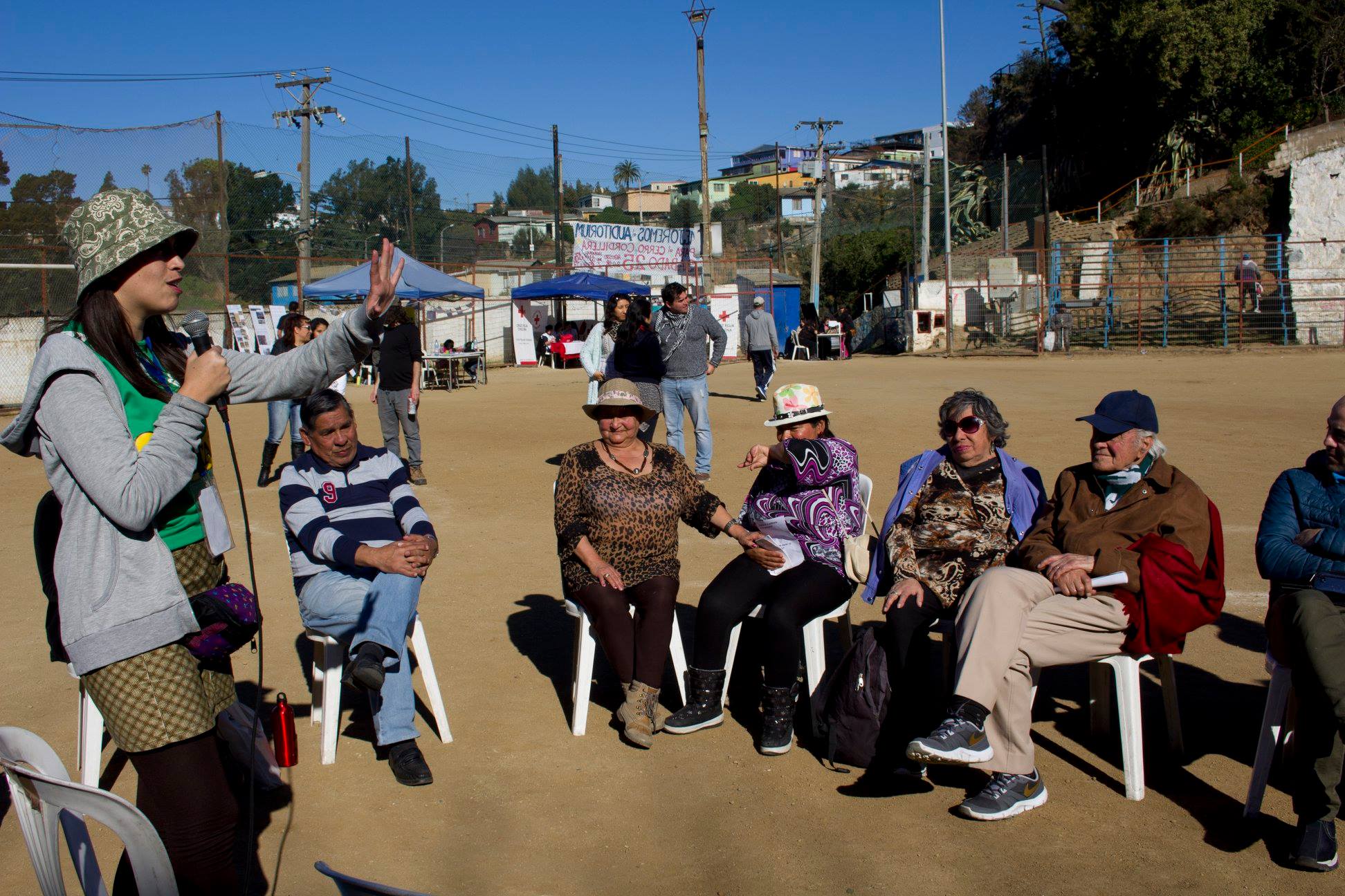 Vecinos de Cordillera trabajan unidos en la recuperación del Auditorio Guillermo Bravo.