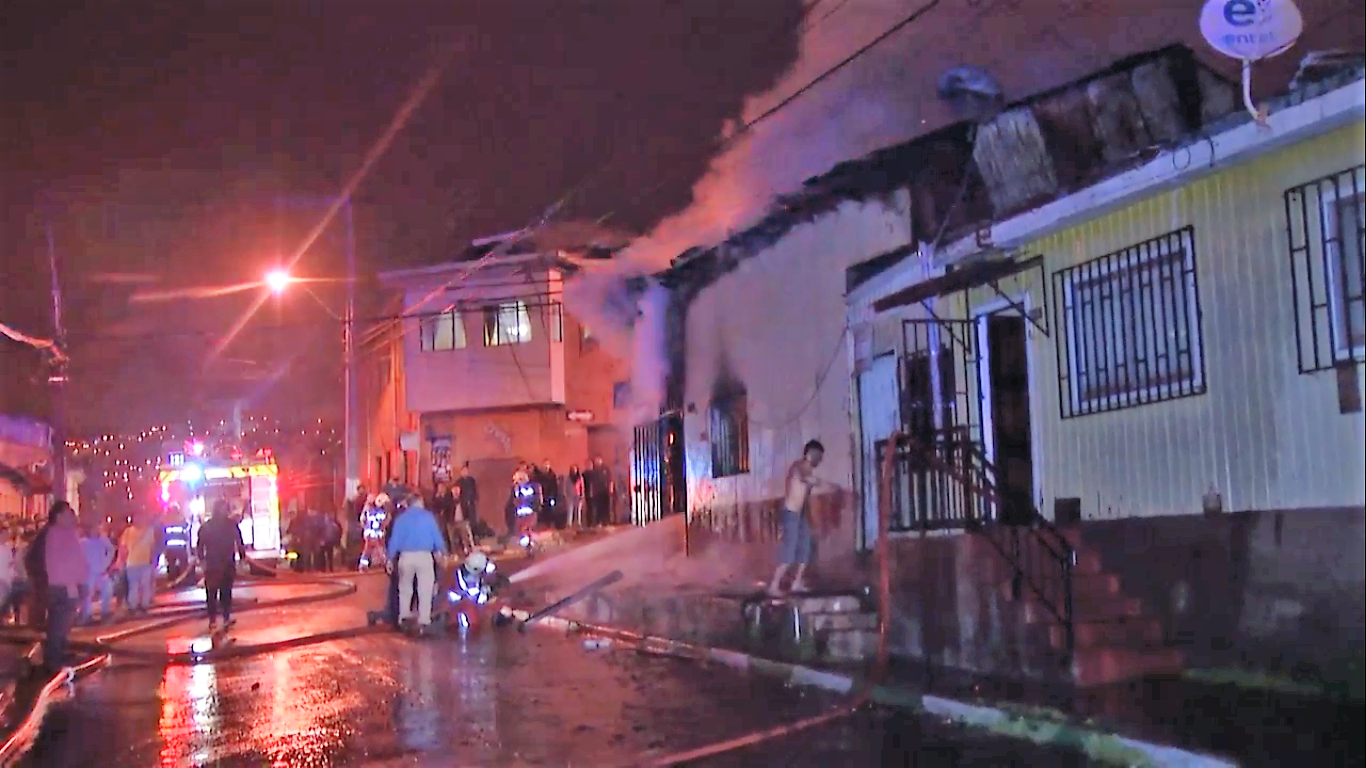 Incendio en Playa Ancha destruye local comercial y dos viviendas.
