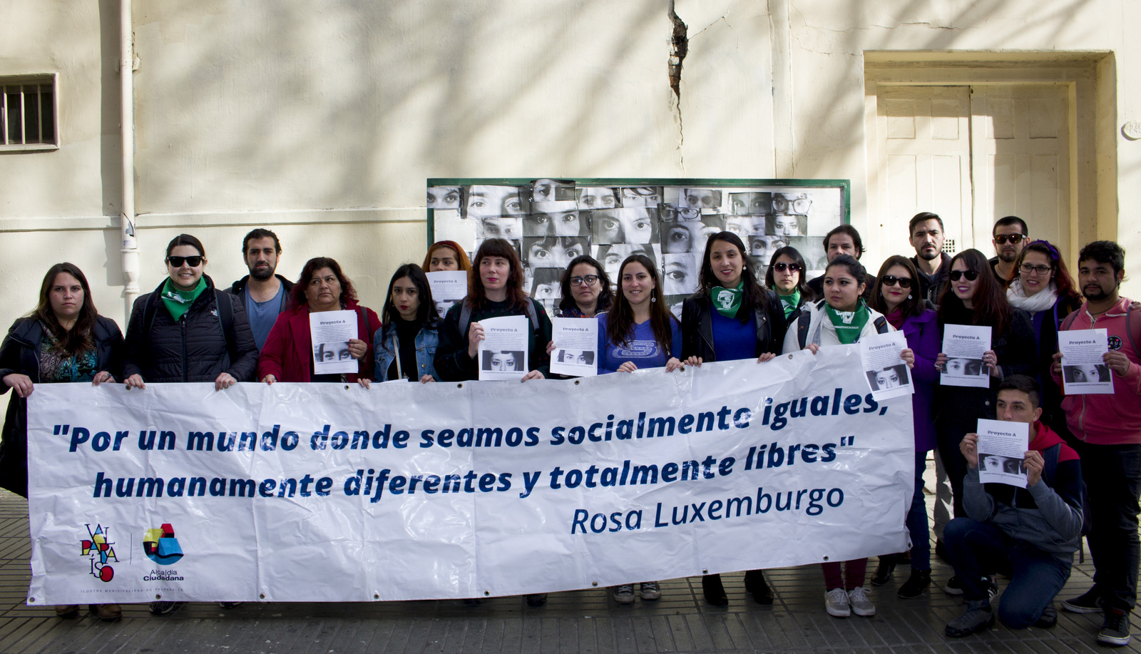 Grupos feministas y Dideco porteña rechazan pañoleta “salvemos las dos vidas” instalada en el frontis de la intendencia