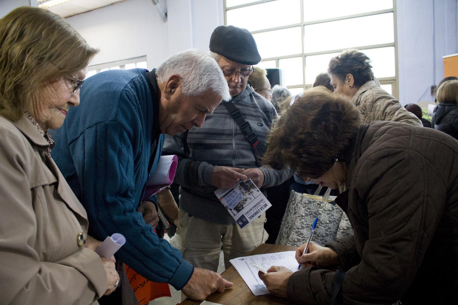 Personas mayores juntan firmas para que les rebajen el pasaje del transporte público
