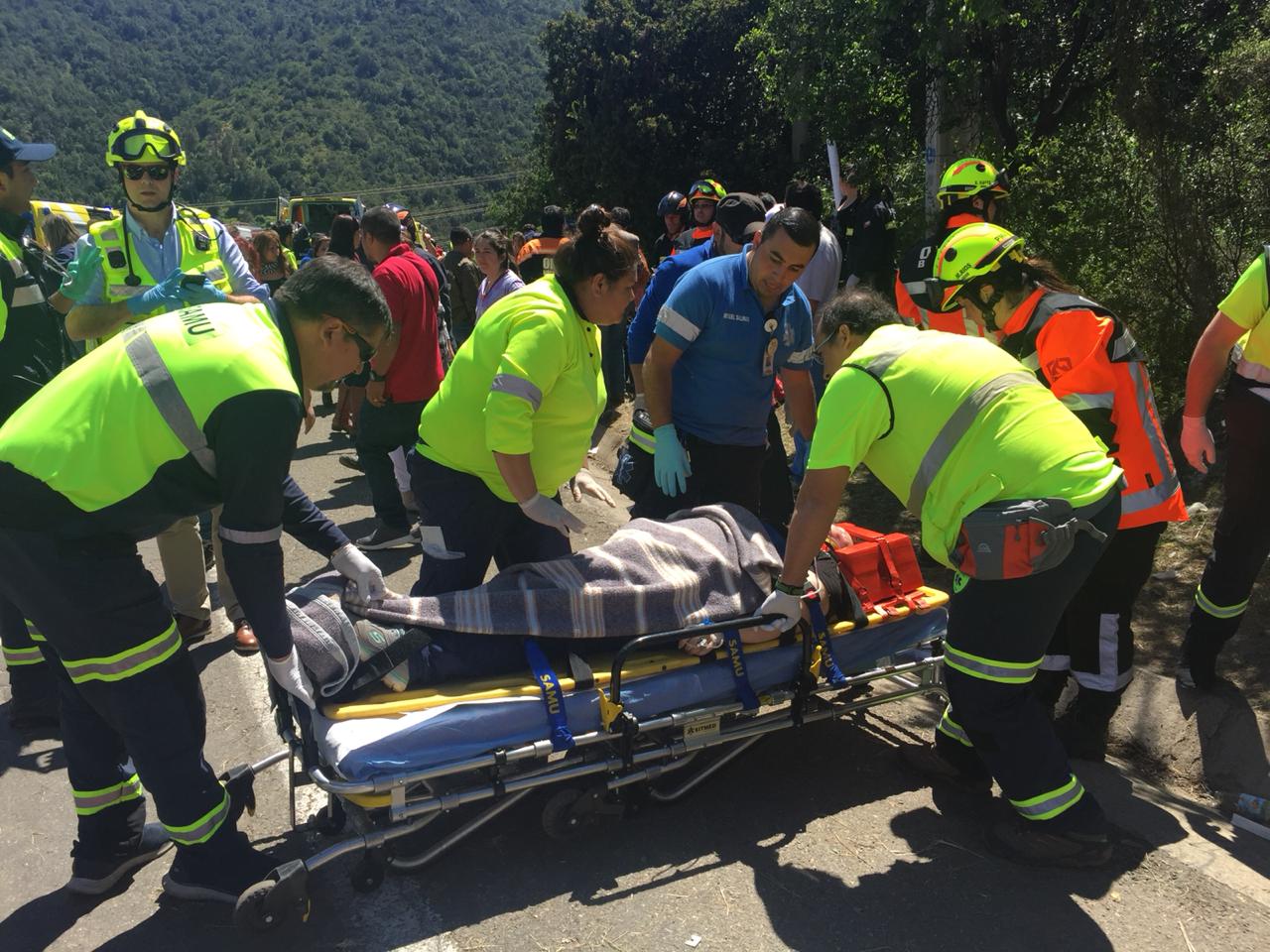 Volcamiento de bus en cuesta La Dormida deja 45 pasajeros lesionados