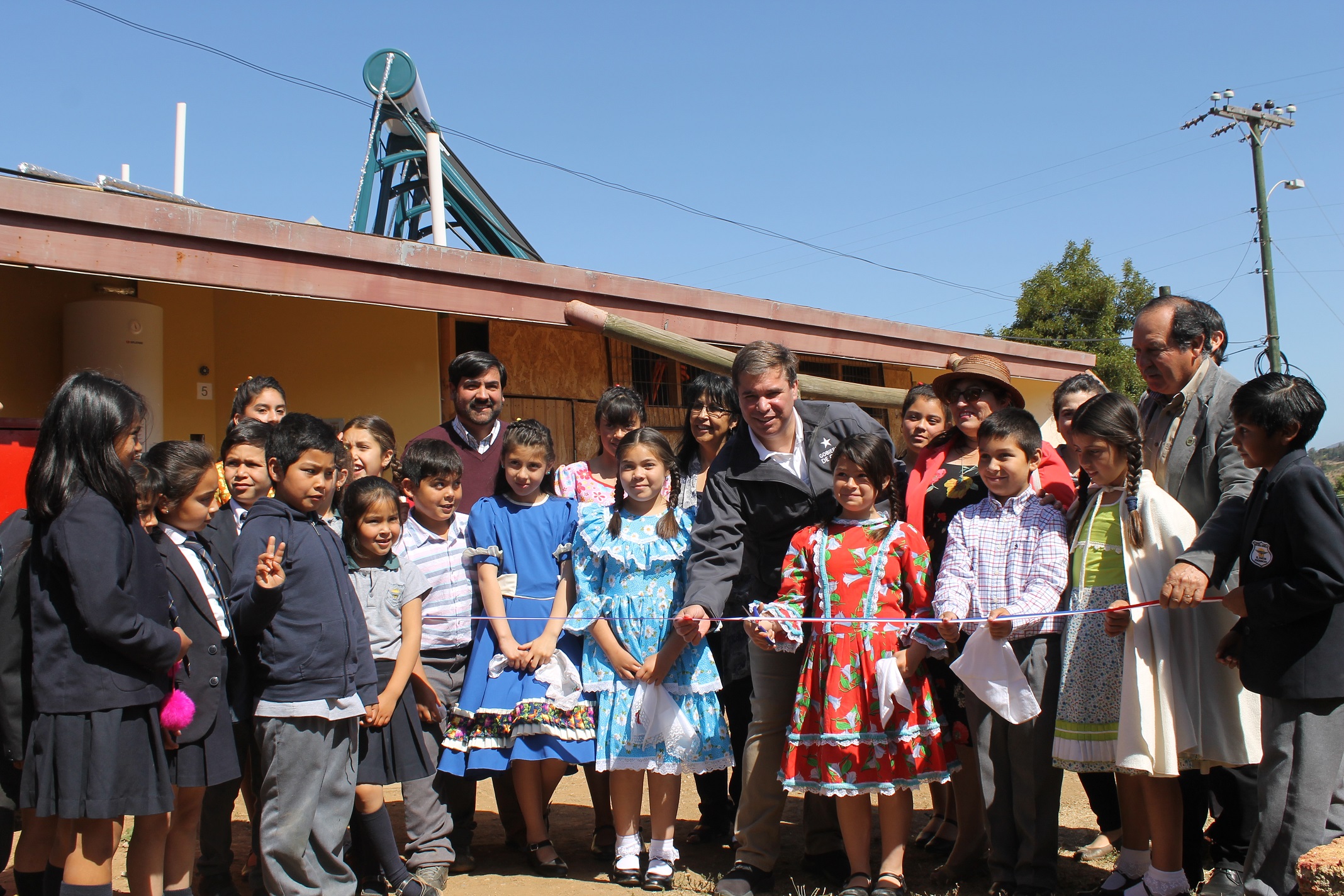 Más de 100 estudiantes de Puchuncaví contarán con agua caliente gracias al sol