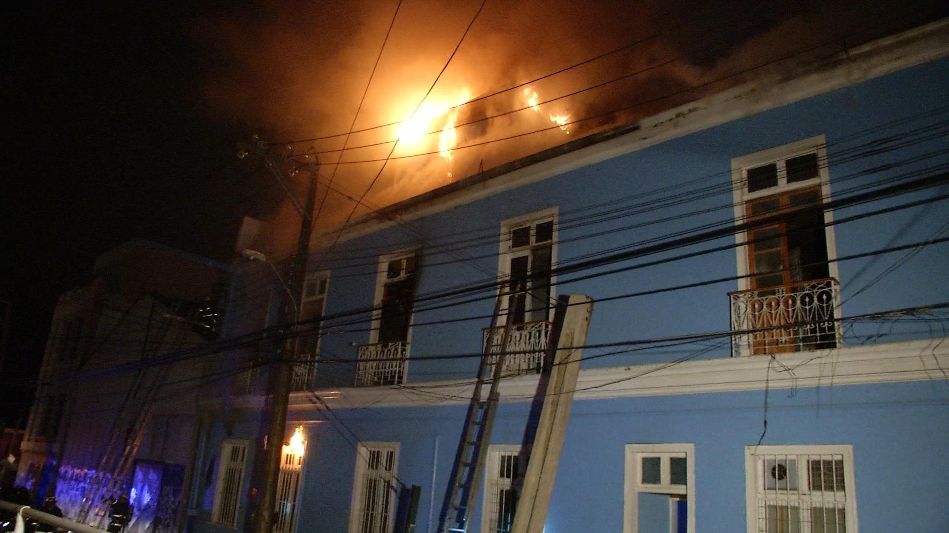 Incendio afectó motel en Valparaíso: y deja un bombero lesionado