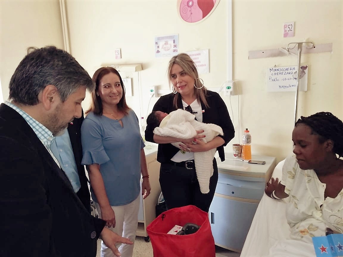 Autoridades regionales visitan Hospital de Quilpué y Hospital Dr. Gustavo Fricke del SSVQ para saludar a primeras mamás del 2019