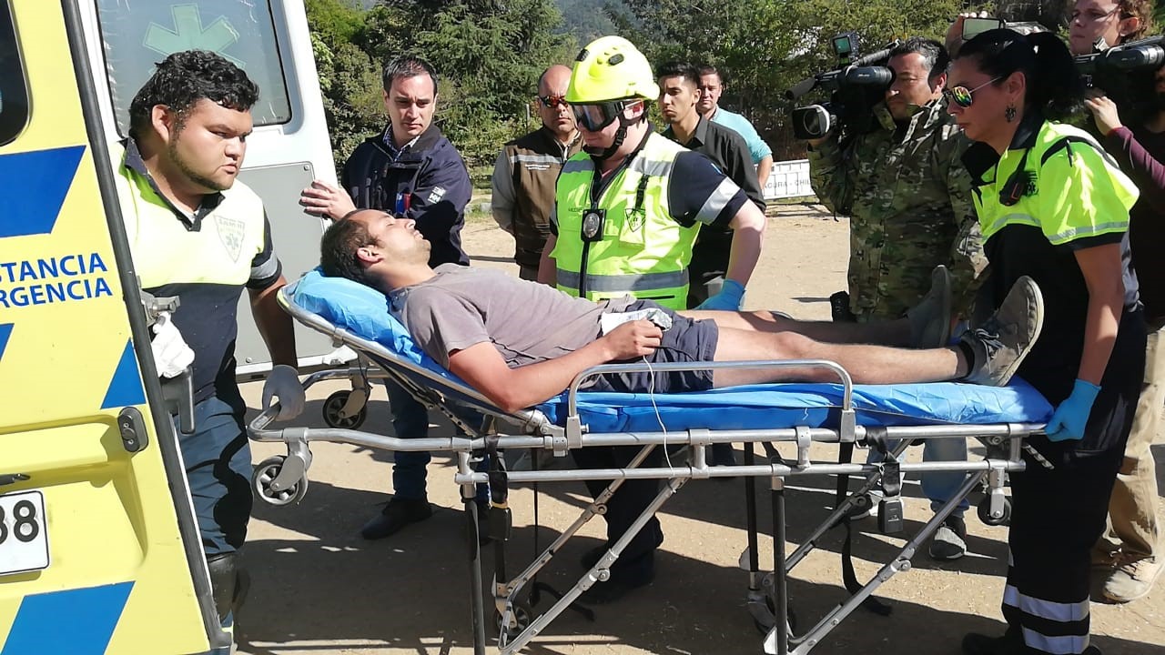Rescatan a estudiante universitario que quedó atrapado en cornisa del cerro La Campana