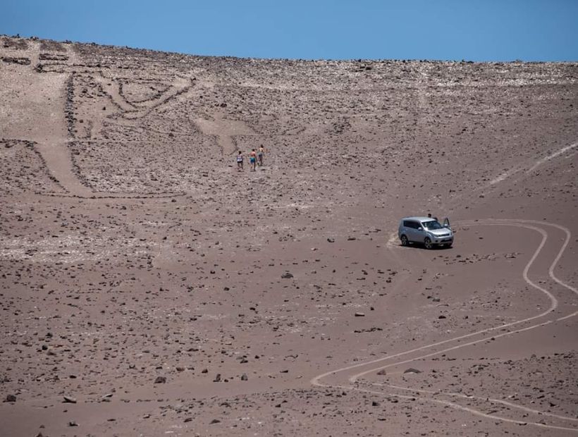Fiscalía pide tres años de presidio para turistas que rayaron con un vehículo el Gigante de Tarapacá