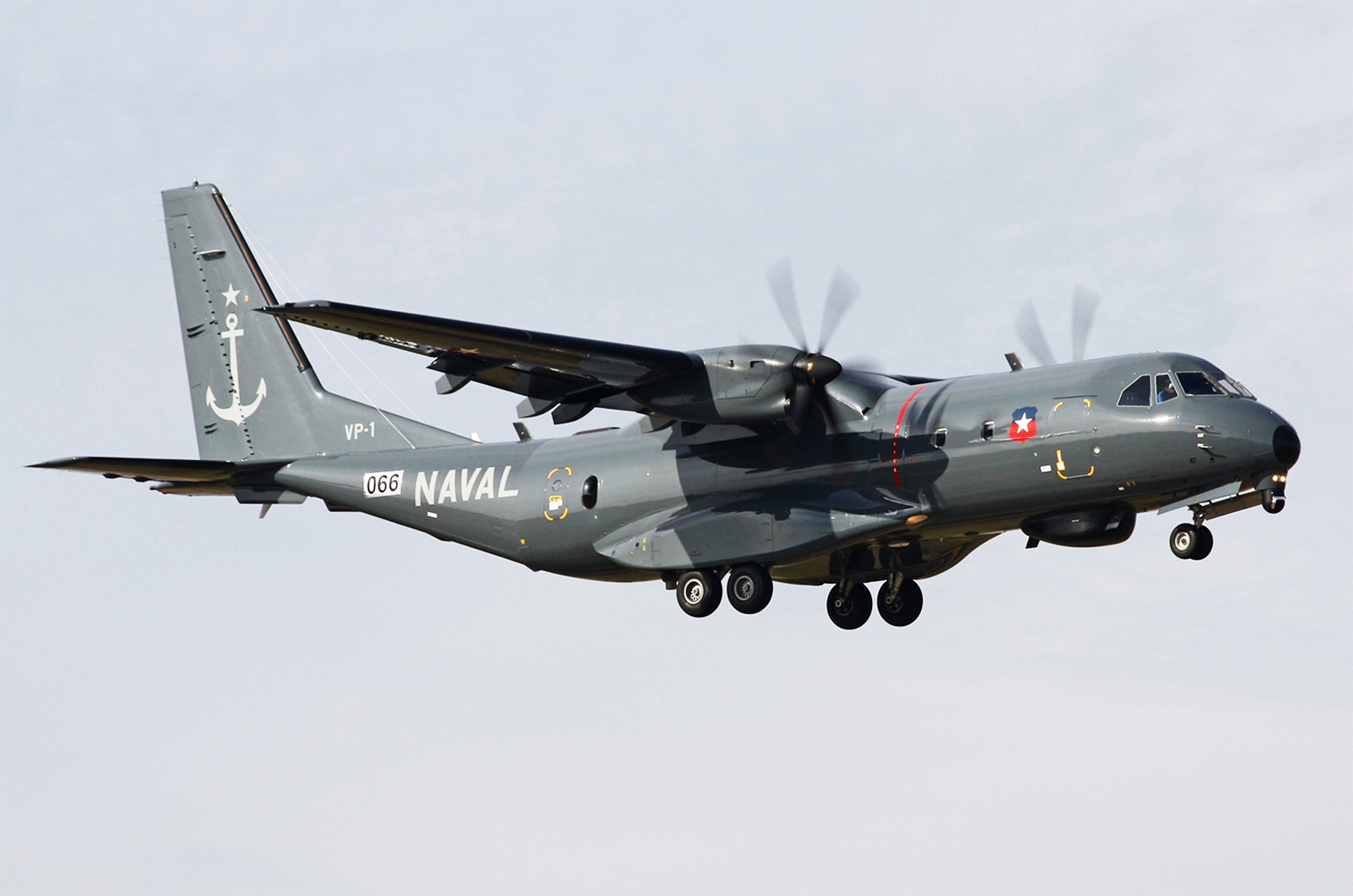 Avión Naval vigiló navegación del “Kuini Analola” y fiscalizó en la Zona Económica Exclusiva