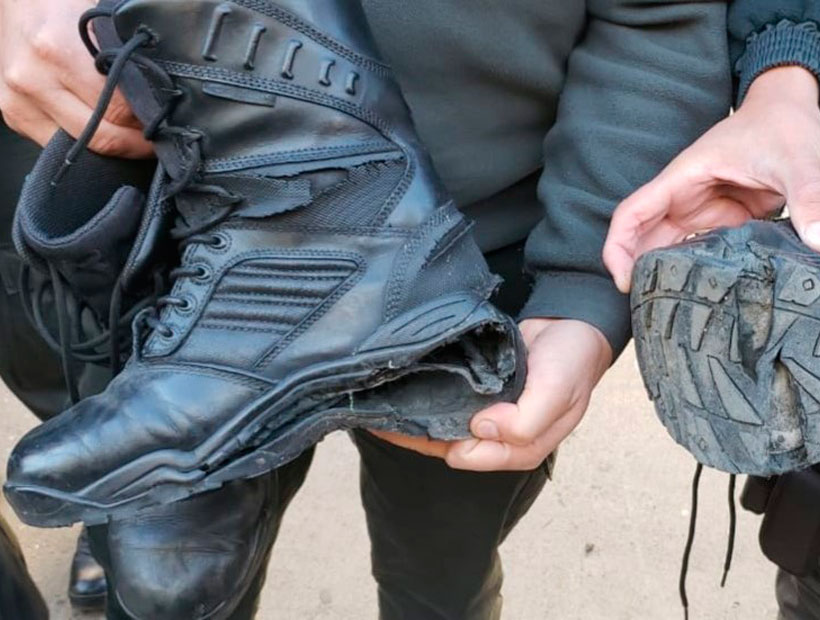Gendarmes protestan descalzos porque deben trabajar con botas rotas en Valparaíso