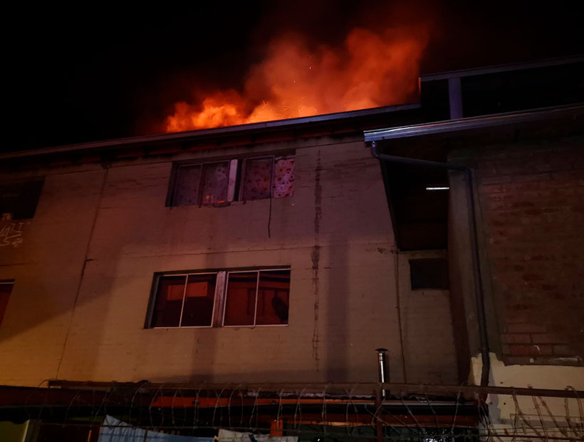 11 departamentos afectados dejó un incendio en San Felipe: no había carro bomberil para trabajar en altura