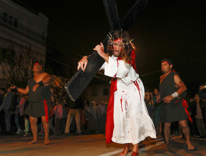 Así fue el tradicional Vía Crucis del Cerro Los Placeres en Valparaíso: mañana se quema el Judas