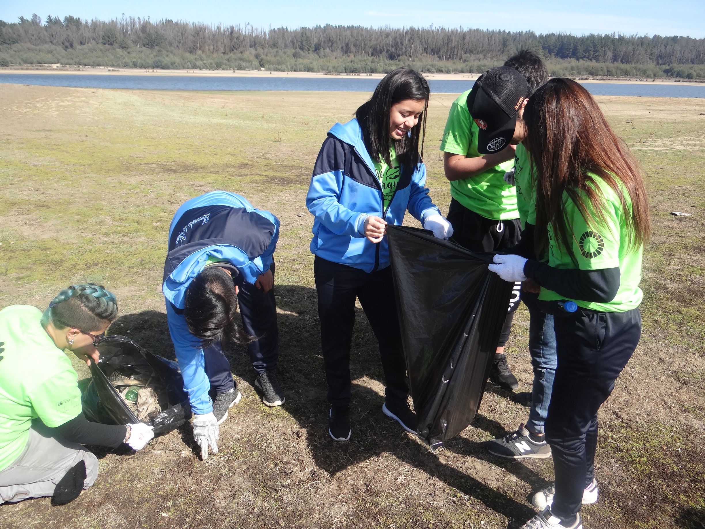 Escolares de La Cruz retiraron 1.5 metros cúbicos de basura desde la Reserva Nacional Lago Peñuelas