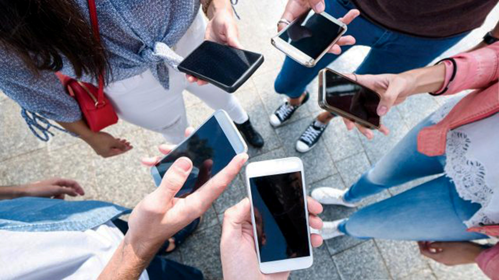 Especialista norteamericana advierte que uso de celulares en salas de clases requiere regulación