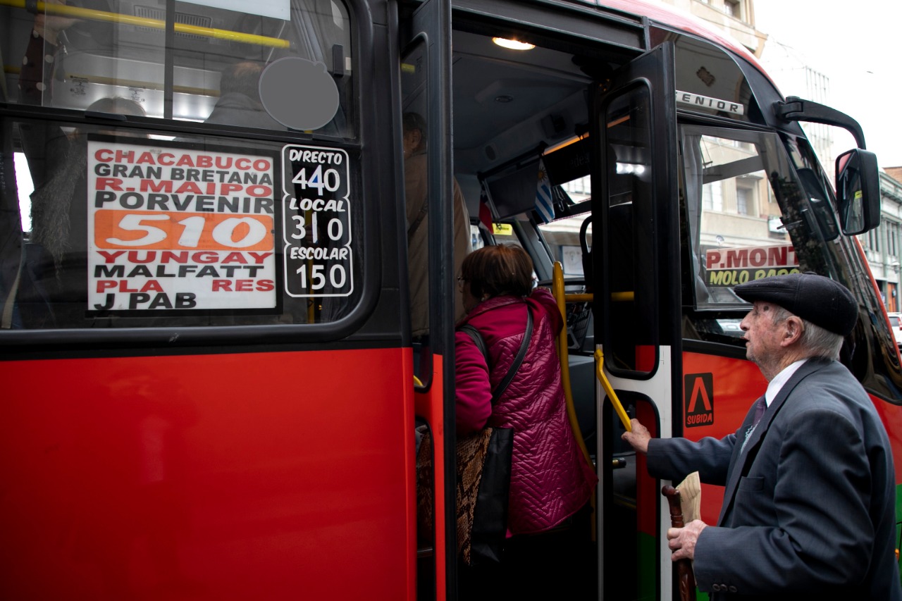 Personas mayores se esperanzan con rebaja en el transporte público en Valparaíso