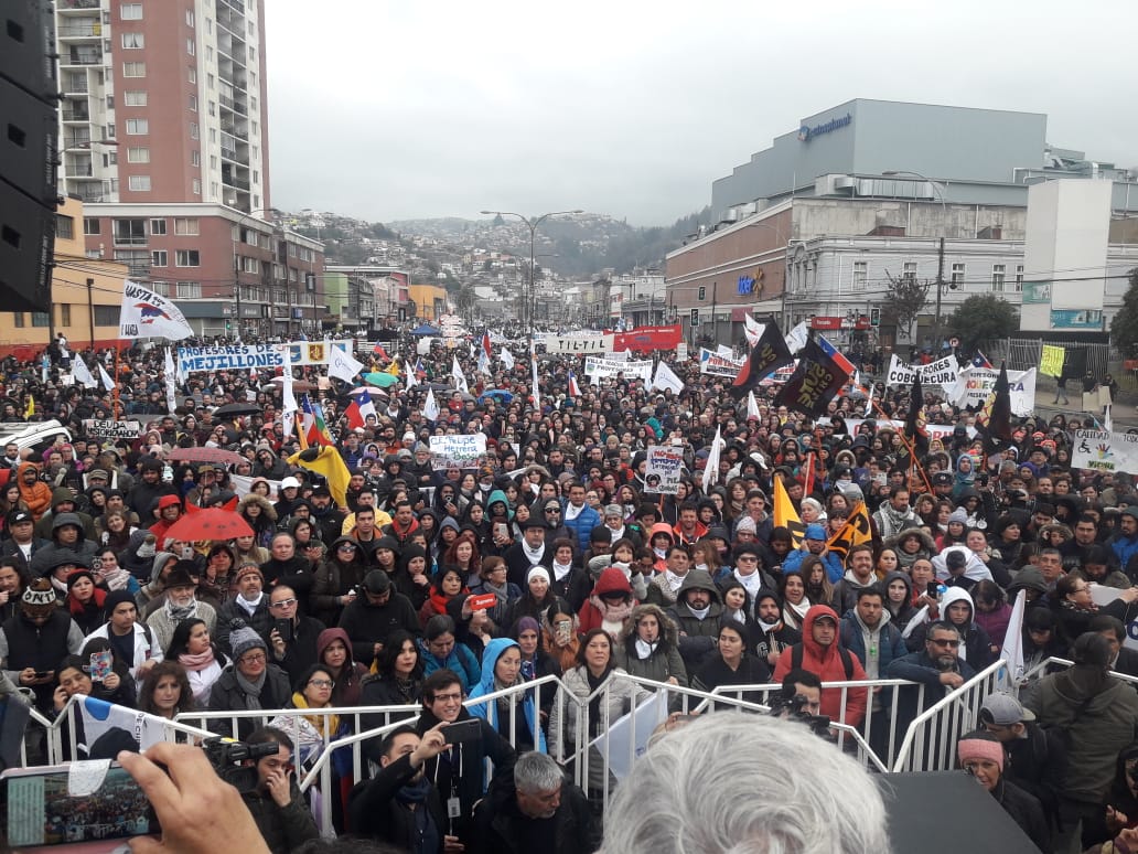 Multitudinaria marcha de profesores en Valparaíso