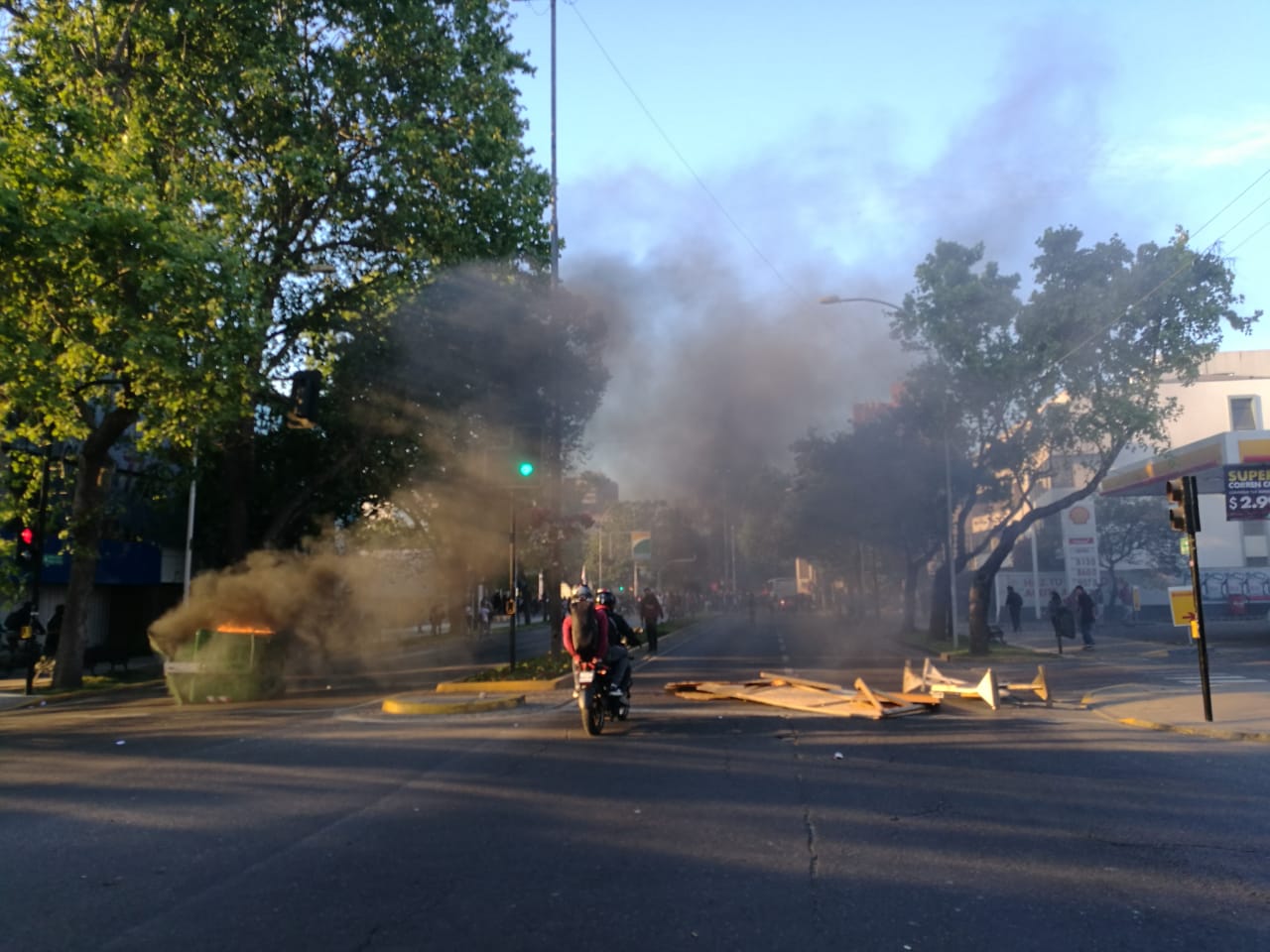 Enfrentamientos en varias comunas dejaron heridos y locales saqueados