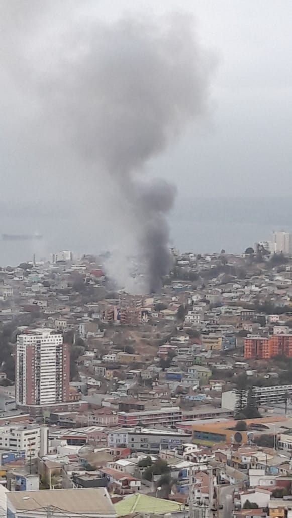 Incendio en cerro Larraín afectó al menos a cuatro viviendas de Valparaíso