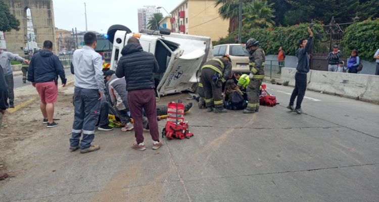 Volcamiento de camión 3/4 en avenida Argentina dejó dos heridos