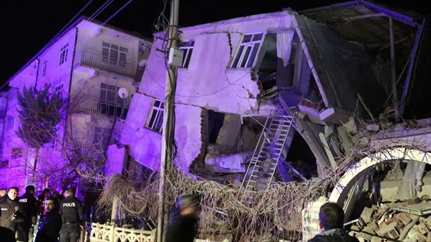 INTERNACIONAL Terremoto de Magnitud 6.5 Sacude esta tarde a Turquía dejando 14 Muertos y 340 Heridos hasta el momento
