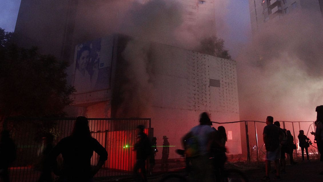 Protestas en Plaza Baquedano: fuerte incendio afecta Museo de Violeta Parra en medio de las manifestaciones