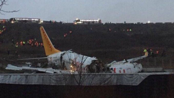Avión en Estambul con 177 personas se estrella y se parte en dos: los pasajeros salieron de los escombros