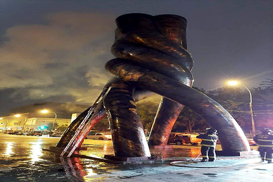 Incendio afectó a monumento «Solidaridad» en Av. Argentina