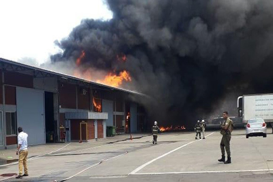Santiago: Incendio consume parte del Centro Logístico Bodegas San Francisco