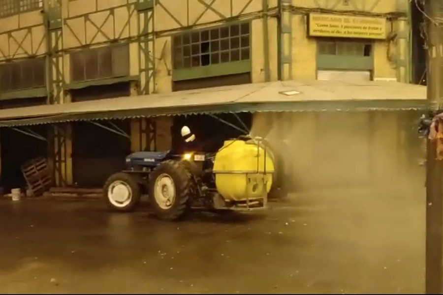 Alcaldía Ciudadana realiza sanitación de calles con tractor que expulsa agua particulada