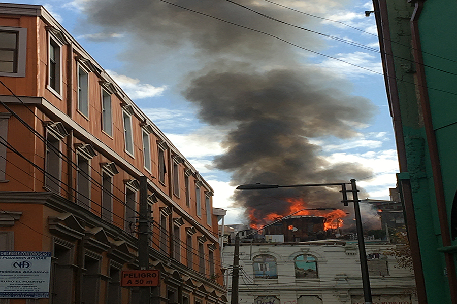 Incendio en cerro de Valparaíso consume al menos 11 viviendas