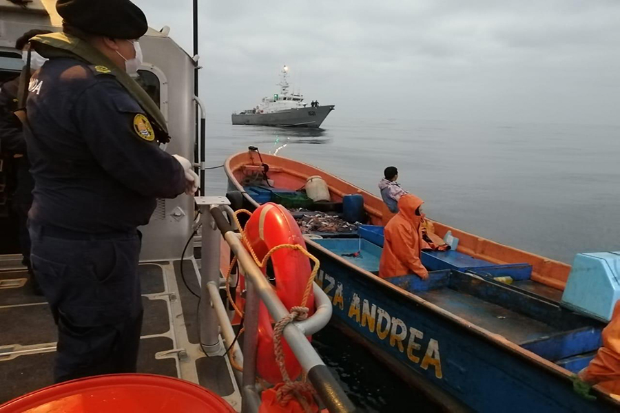 Armada logra rescatar a 5 tripulantes de embarcación menor a la deriva
