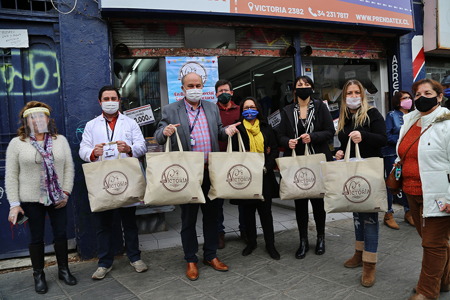 Comerciantes de calle Victoria de Valparaíso entregan más de mil mascarillas al Hospital Van Buren