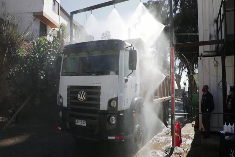 Con un arco sanitizador de camiones y escudos faciales resguardan a conductores y trabajadores del aseo en Valparaíso