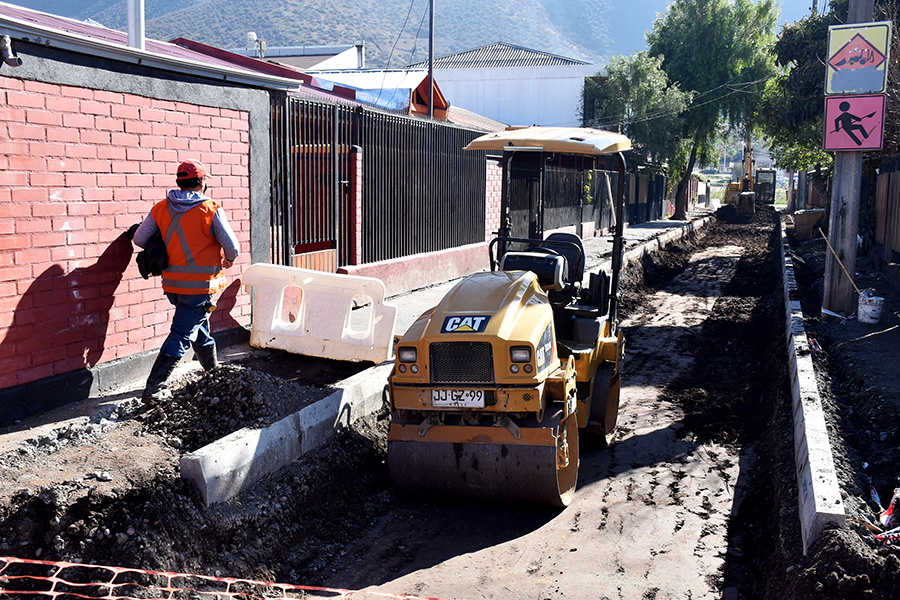 Pese a las lluvias, avanzan obras de pavimentación de 6 pasajes de la Villa Padre Hurtado de Llay Llay