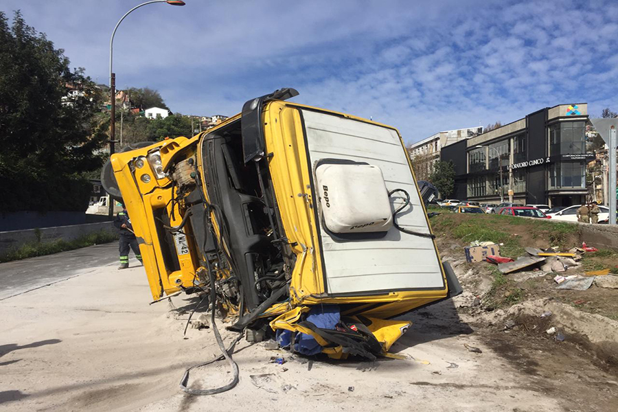 Camión volcó con más de 1500 cajas con ayuda solidaria en Santos Ossa