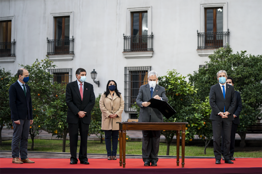Presidente Piñera promulga ley que limita la reelección de autoridades.