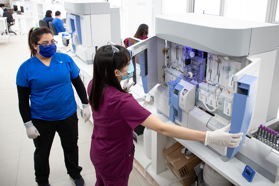 Autoridades visitan Laboratorio Popular de Valparaíso para conocer máquina que permite tomar exámenes de PCR