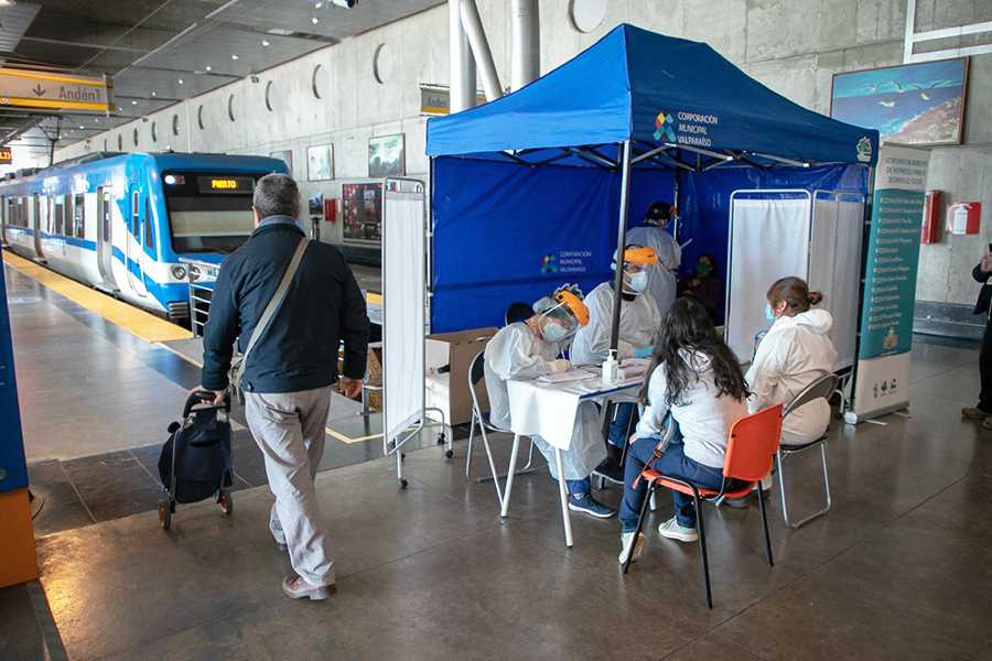 Salud municipal tomó cerca de 80 exámenes PCR gratuitos a usuarios de Metro Valparaíso