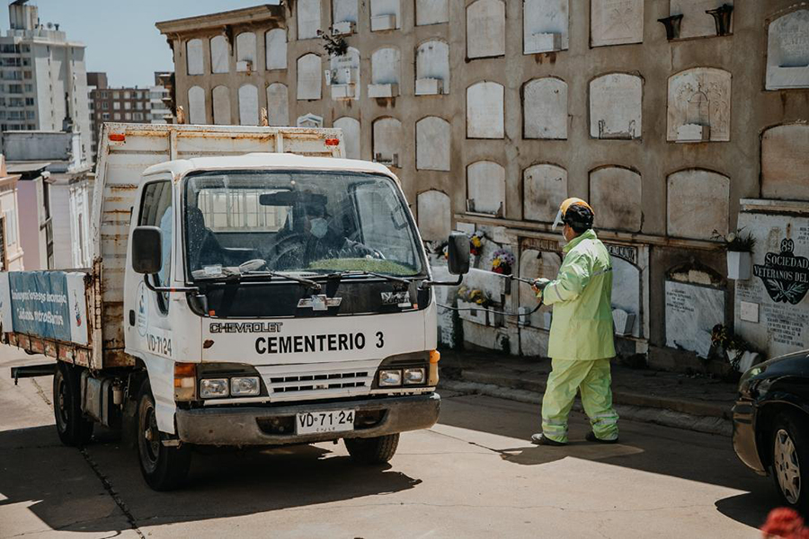 Cementerios de Valparaíso cuentan con camión sanitizador para resguardar a sus visitantes