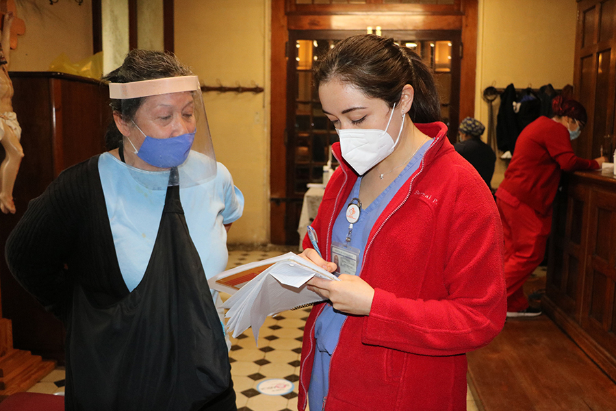 Enfermeras y Matronas del Servicio de Salud Viña del Mar Quillota apoyaron proceso de vacunación en la Parroquia de Viña del Mar.