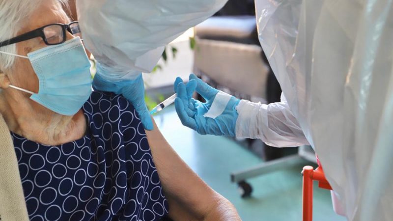 Autoridades revisan proceso de vacunación en establecimientos de larga estadía, ELEAM, de la región