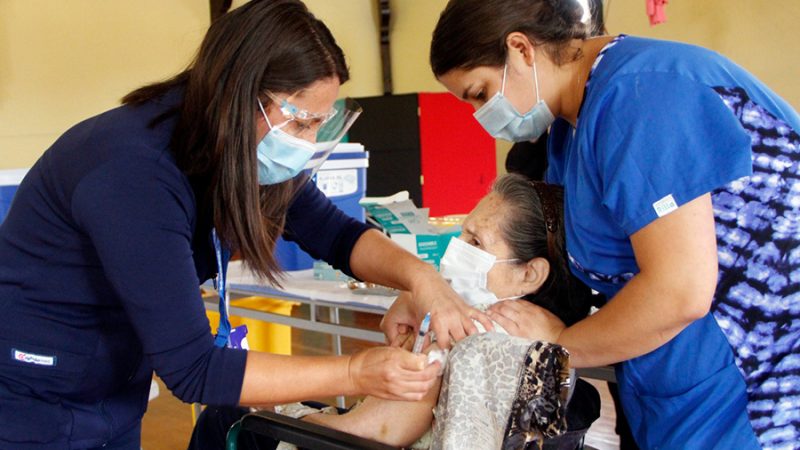 Más de 4 mil personas ya se han vacunado en Quillota y aumenta la afluencia en los 10 locales habilitados