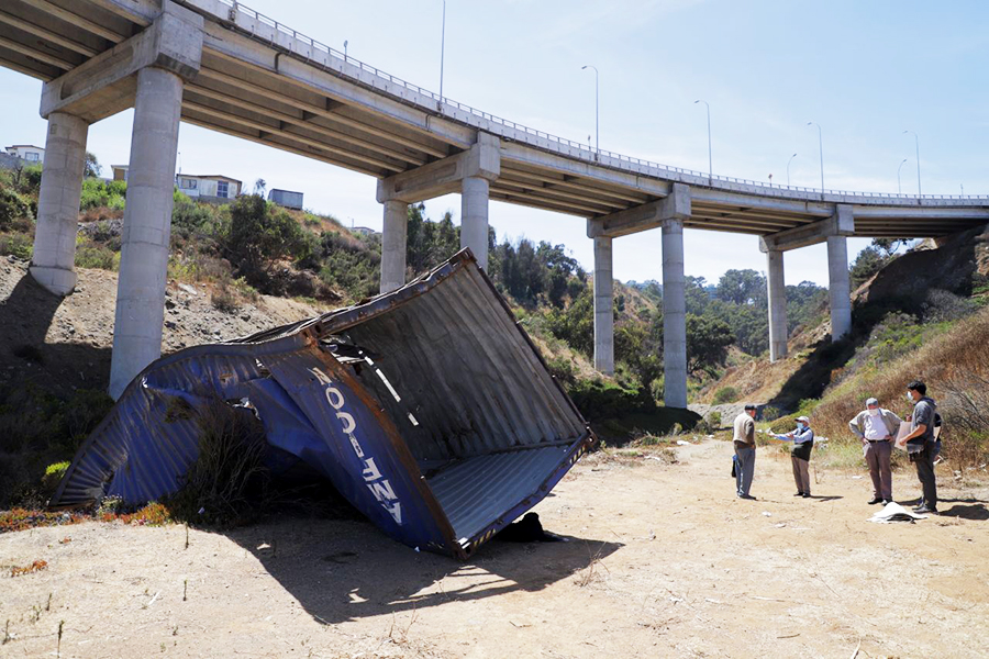 Vecinas de sector Los Ventisqueros denuncian daño medio ambiental tras caída de container desde la vía Acceso Sur