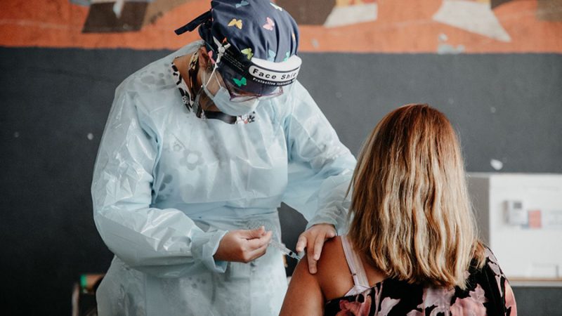 En terrenos del Hospital Adriana Cousiño de Quintero atiende el vacunatorio móvil de Minsal