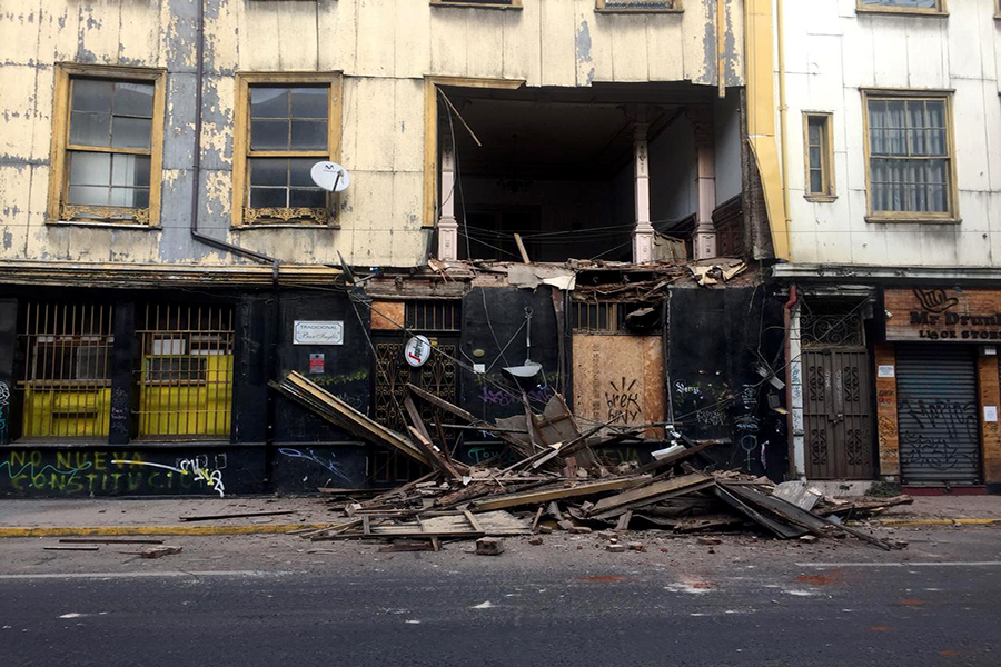 Fachada del histórico Bar Inglés se derrumbó en Valparaíso
