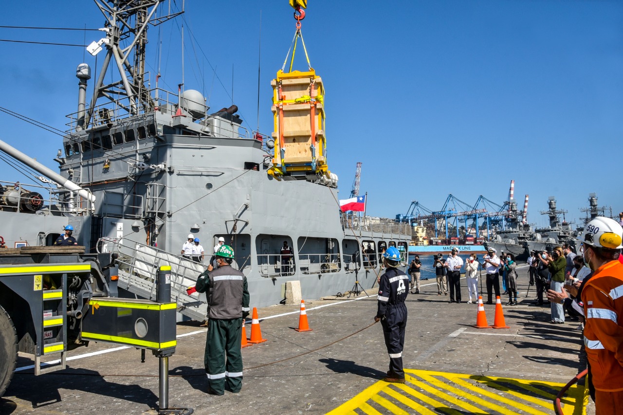 Ministerio de las Culturas y Armada de Chile encabezan embarque del Moai Tau